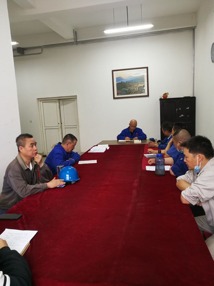 機(jī)加裝配黨支部召開(kāi)全體黨員大會(huì)，組織主題教育學(xué)習(xí)。